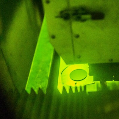 wycinanie elementu metalowego laserem